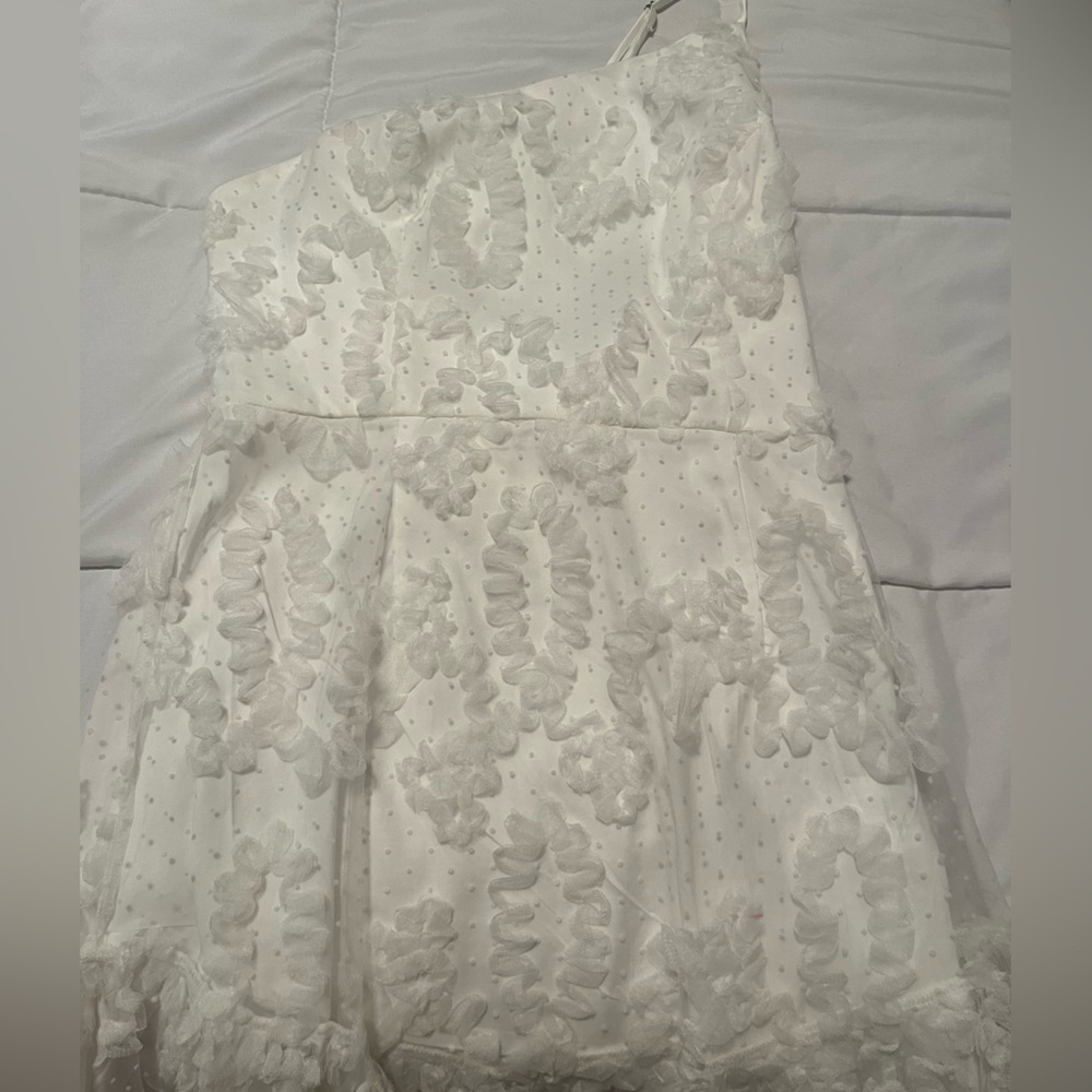 One shoulder white dress. Women’s size small. Never been one.